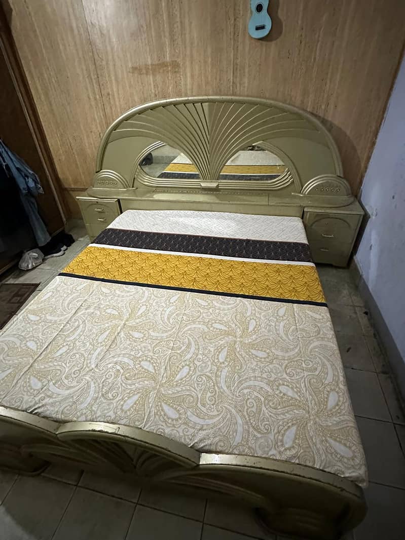 Bed with side table & drssing mirror 3