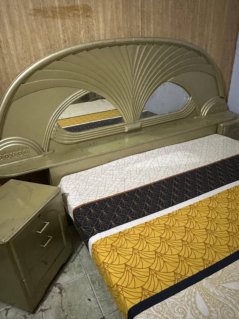 Bed with side table & drssing mirror 4