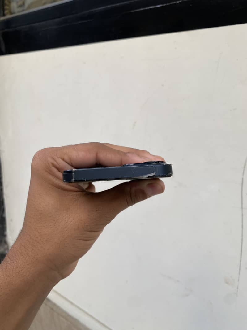 Apple iPhone 13 5