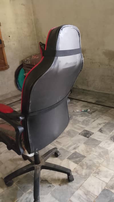 gaming chair 1 month used Whatsapp 03341570912