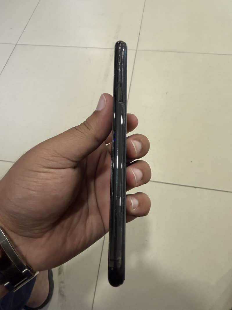Apple iPhone XS Max 3