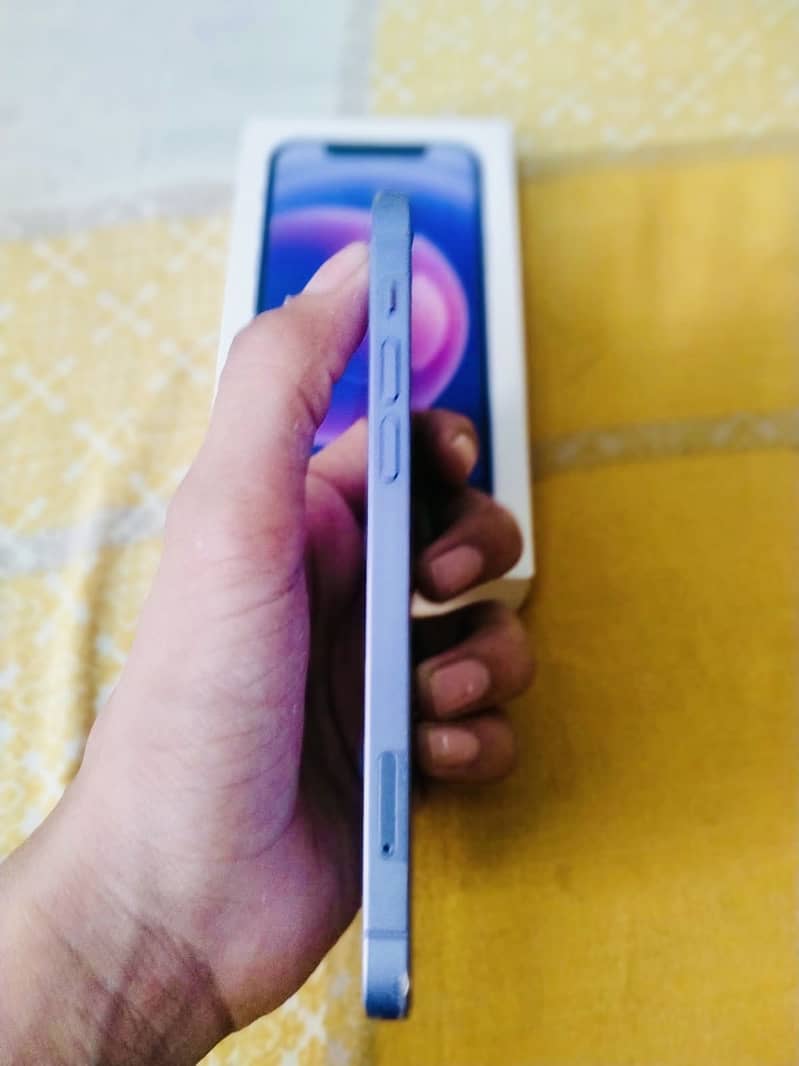 Apple iPhone 12 4