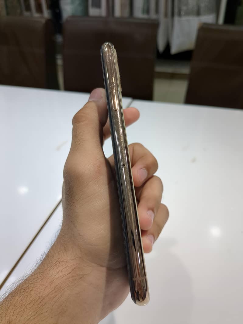 Apple iPhone 11 Pro Max 2