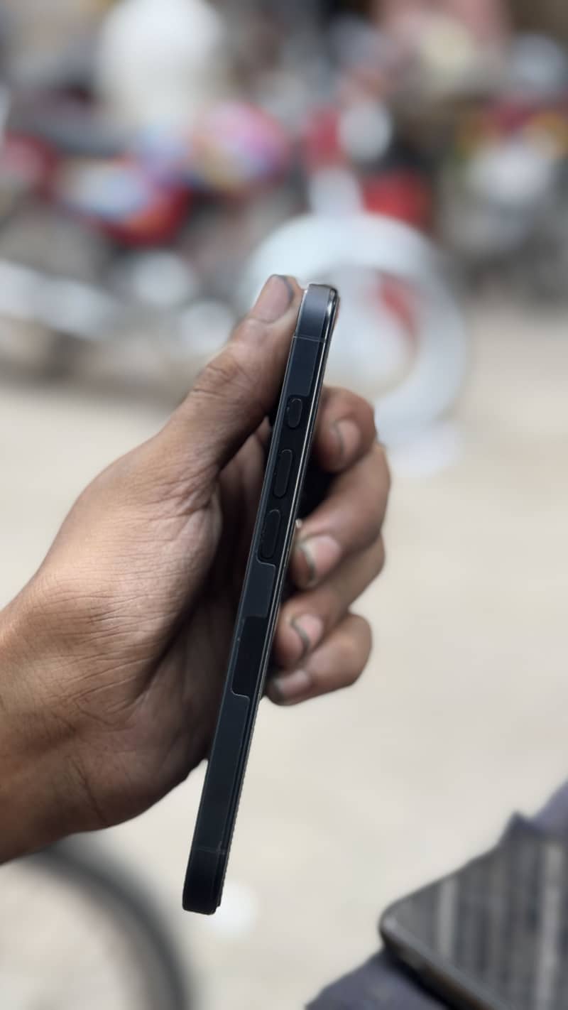 Apple iPhone 16 Pro 1