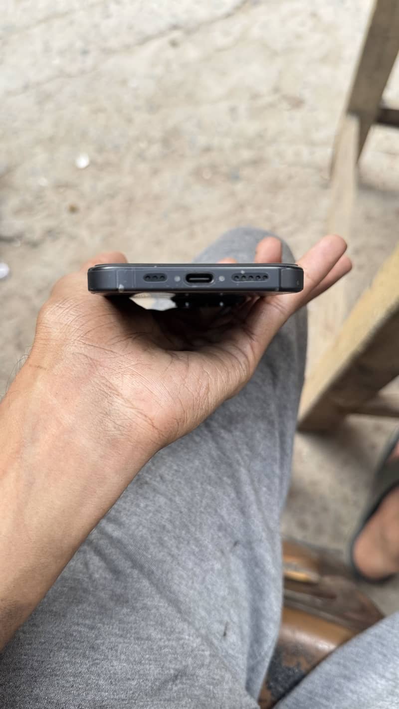 Apple iPhone 16 Pro 2