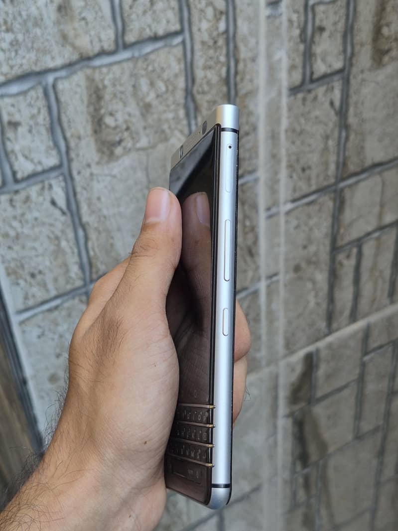 BlackBerry KEYone 3