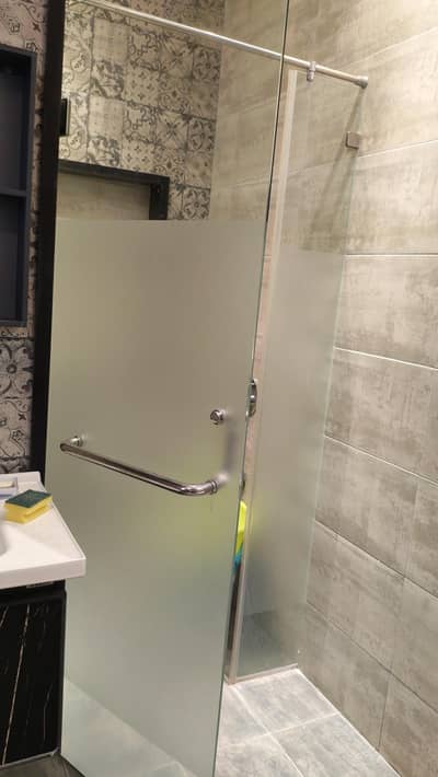 Glass door partition for shower cabin