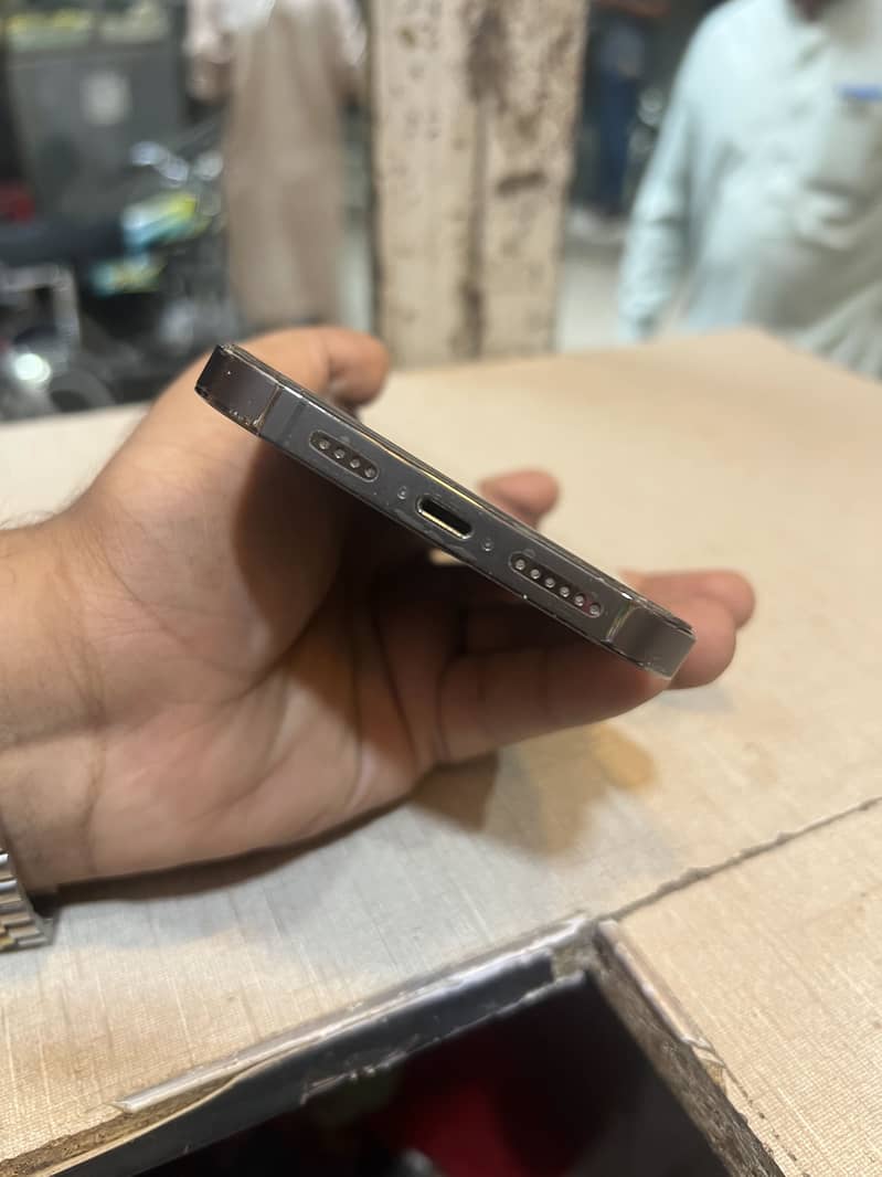 Apple iPhone 13 Pro Max 4