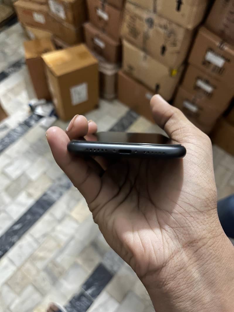 Apple iPhone 11 4