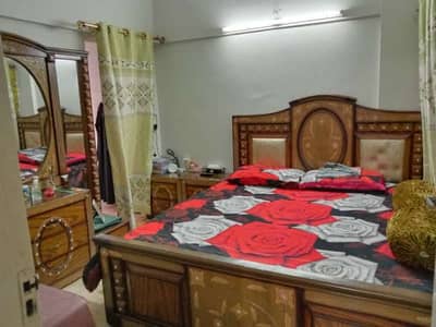 Flat rent 2 bed loung 1 washroom 1st floor Laraib Only husband and wife  Job family only 26k *Code(16803)*