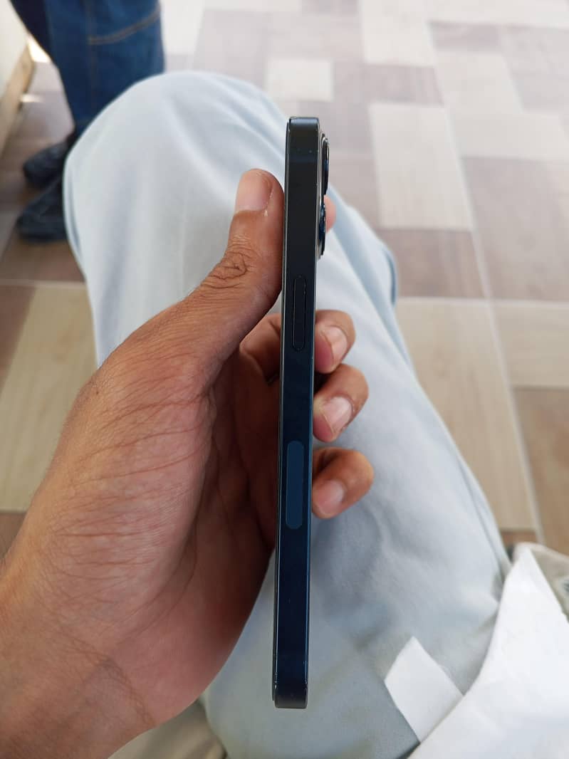 Apple iPhone 13 2