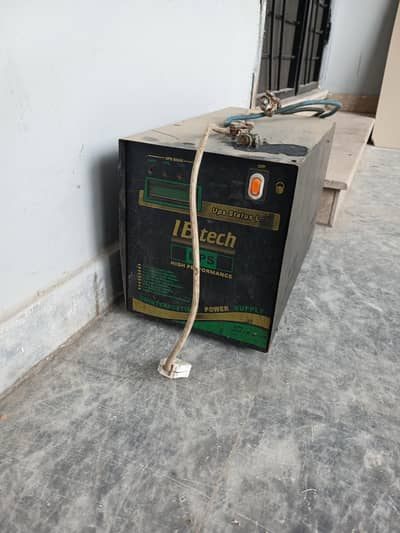 UPS 1000 WATT AND TWO BATTERIES