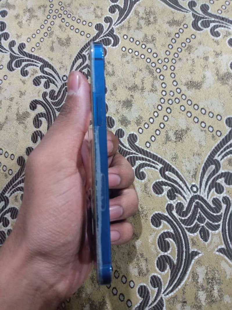Apple iPhone 12 4
