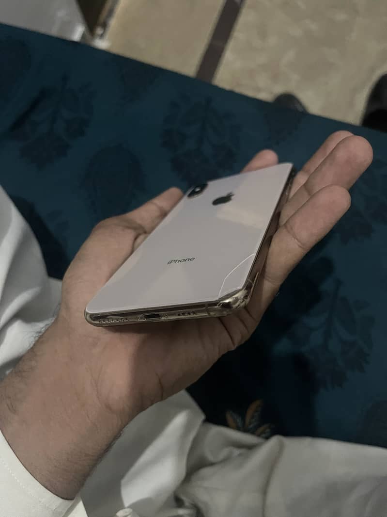 Apple iPhone XS Max 4