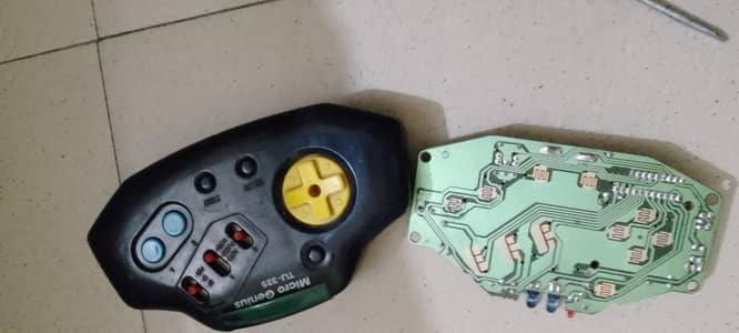 game ka remote ha kafi old ha