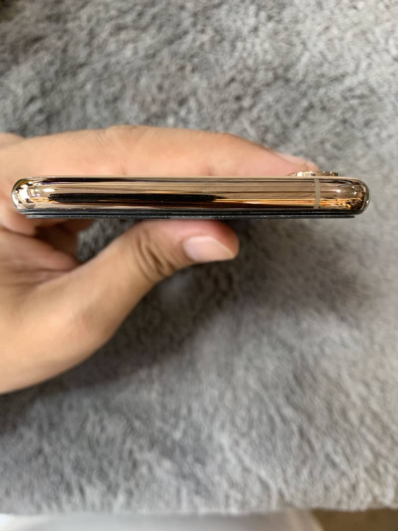 Apple iPhone XS Max 3