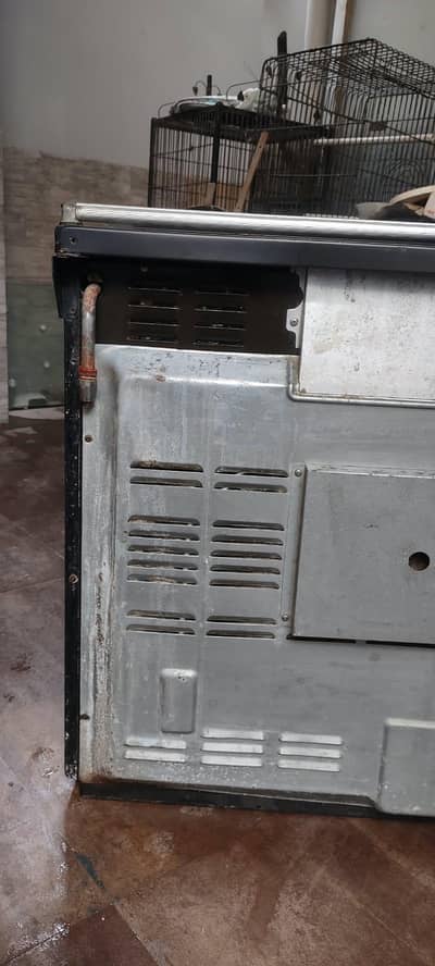 • Used 5-Burner Gas Cooking Range with Oven for Sale