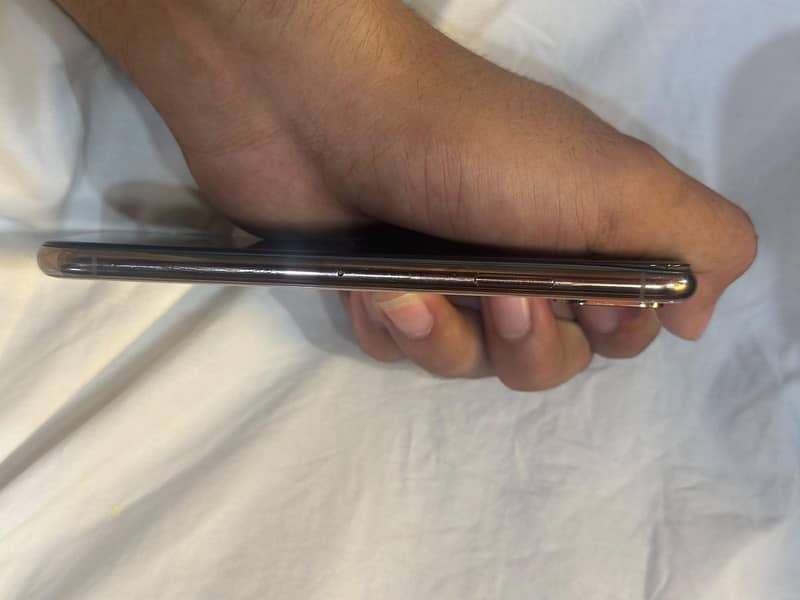 Apple iPhone XS 4