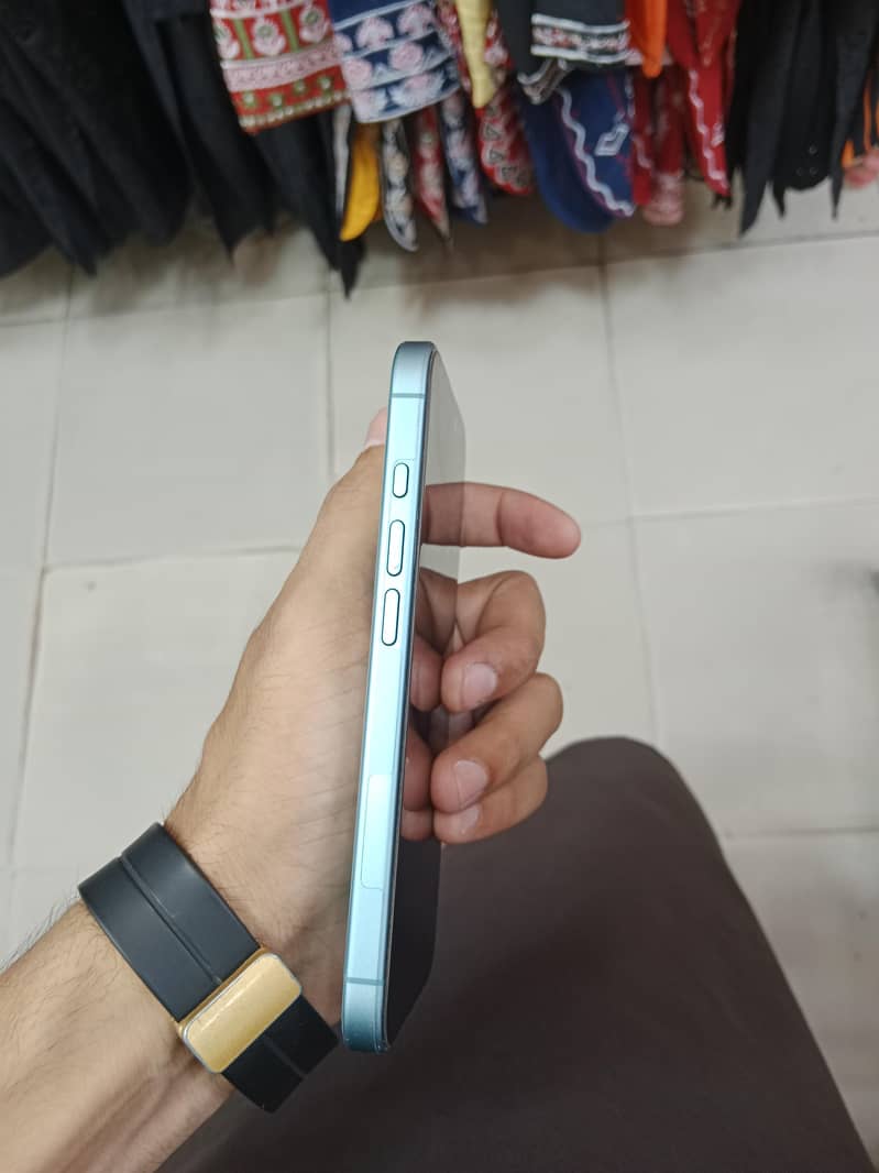 Apple iPhone 16 2