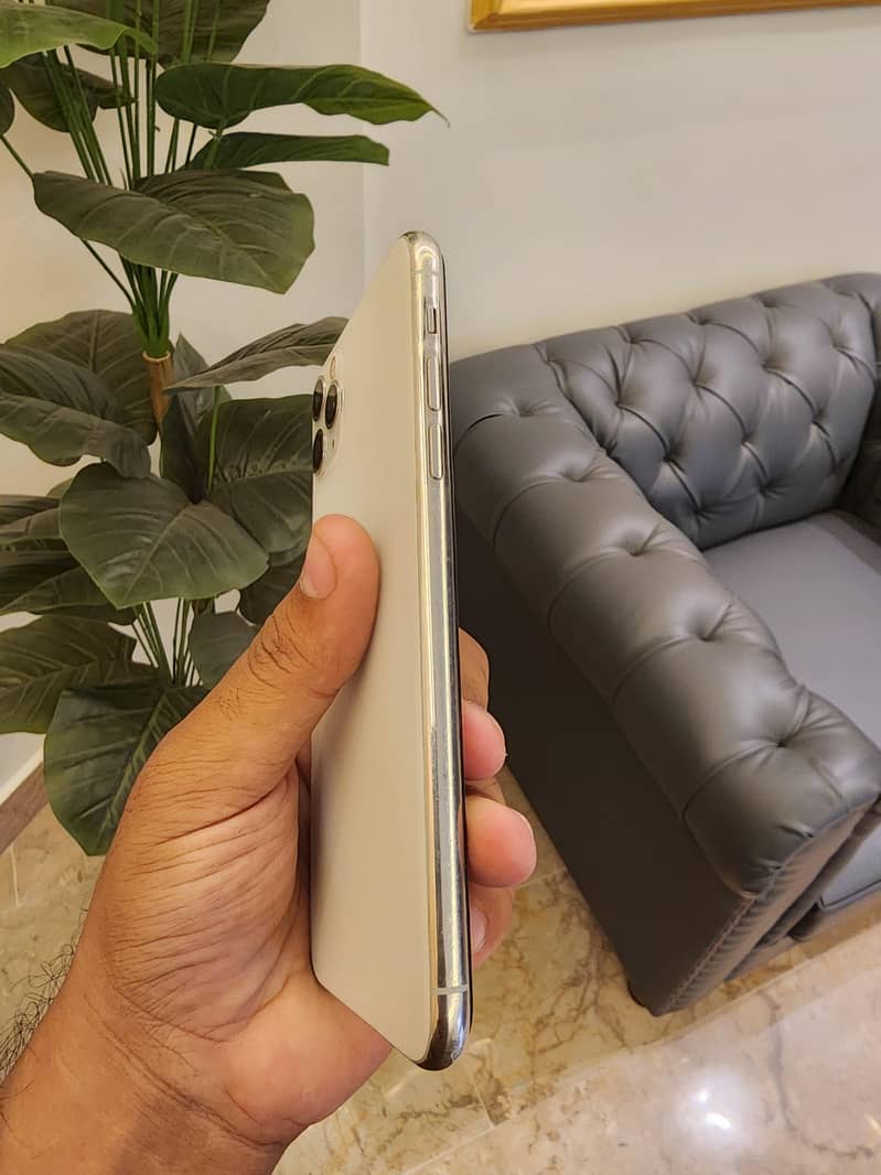 Apple iPhone 11 Pro Max 4
