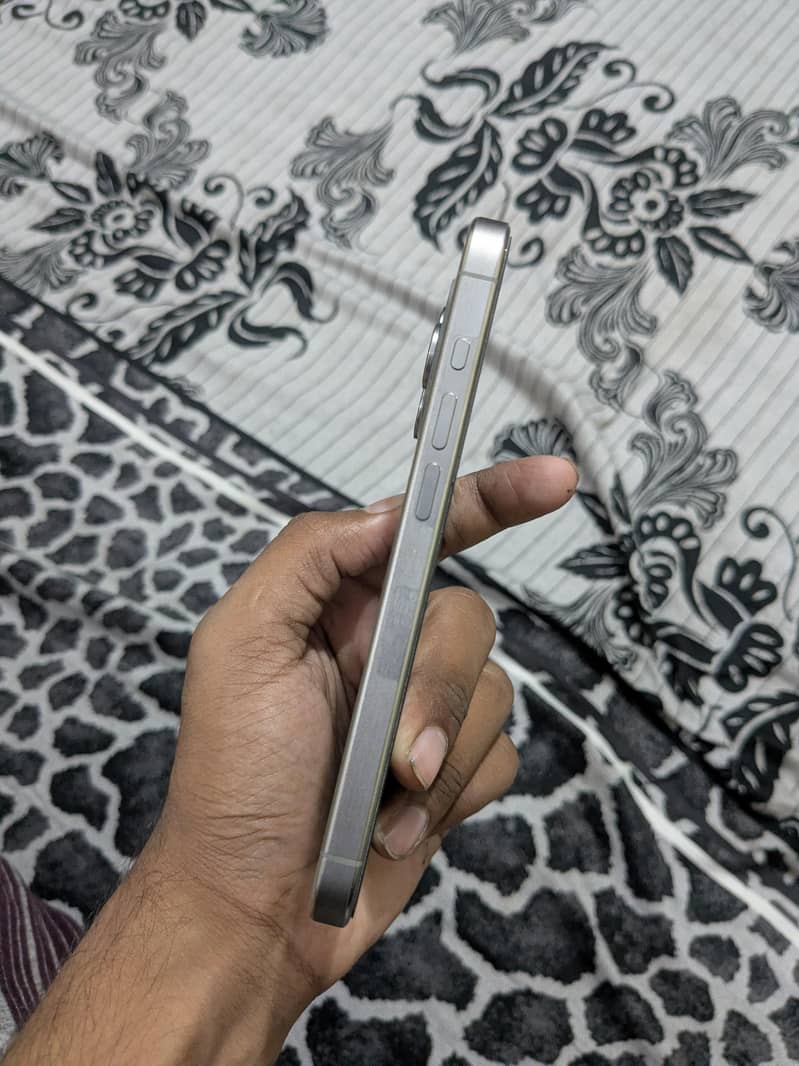Apple iPhone 15 Pro 4