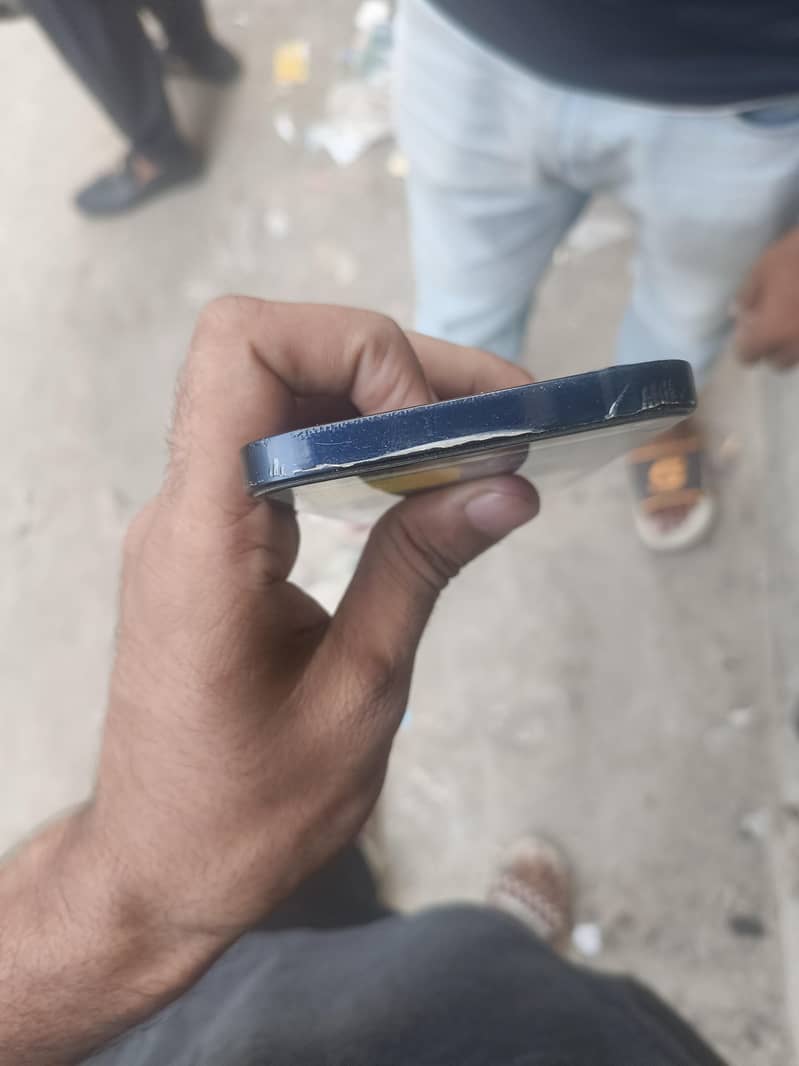 Apple iPhone 12 4