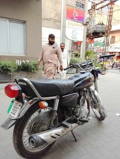 Honda 125 2014 model just buy n drive prfct sound engine ok no any