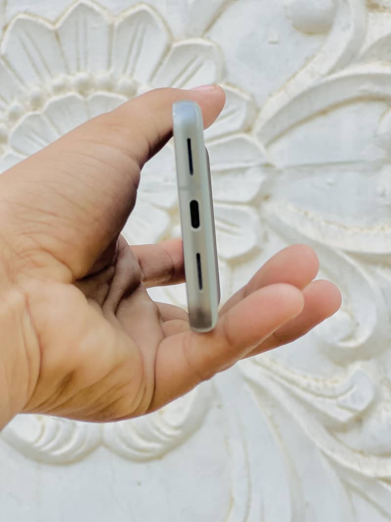 Google Pixel 8 4