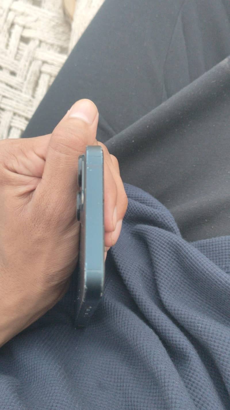 Apple iPhone 13 4