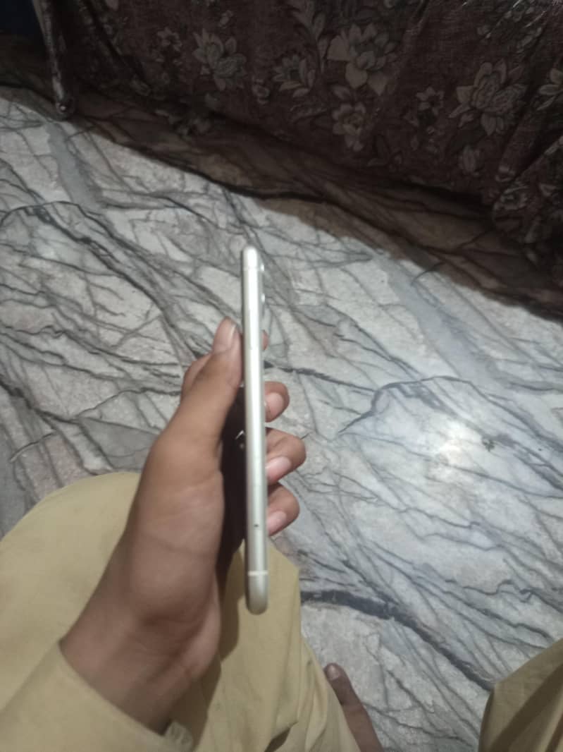 Apple iPhone 11 3