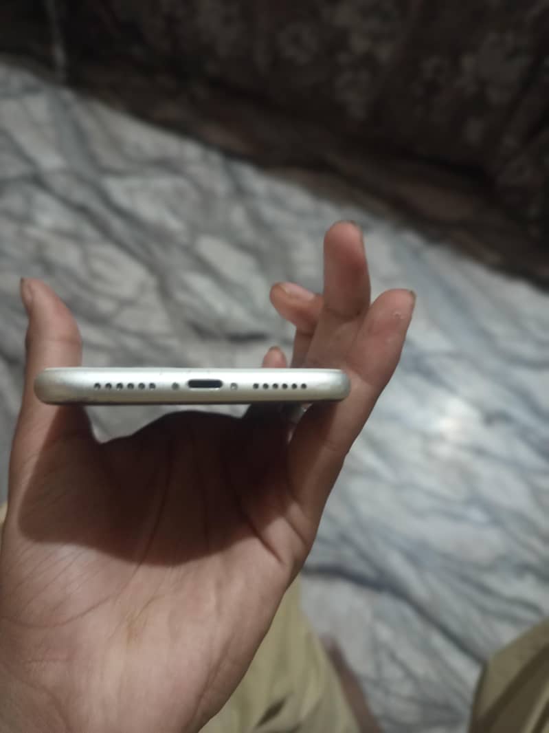 Apple iPhone 11 4