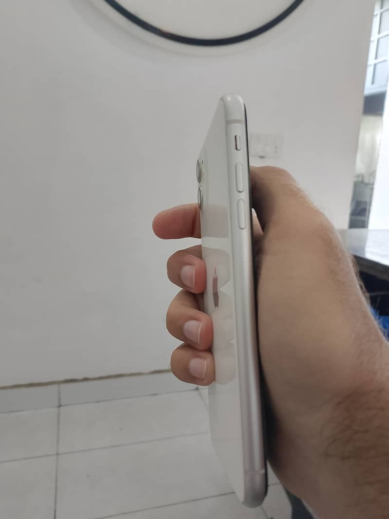 Apple iPhone 11 4