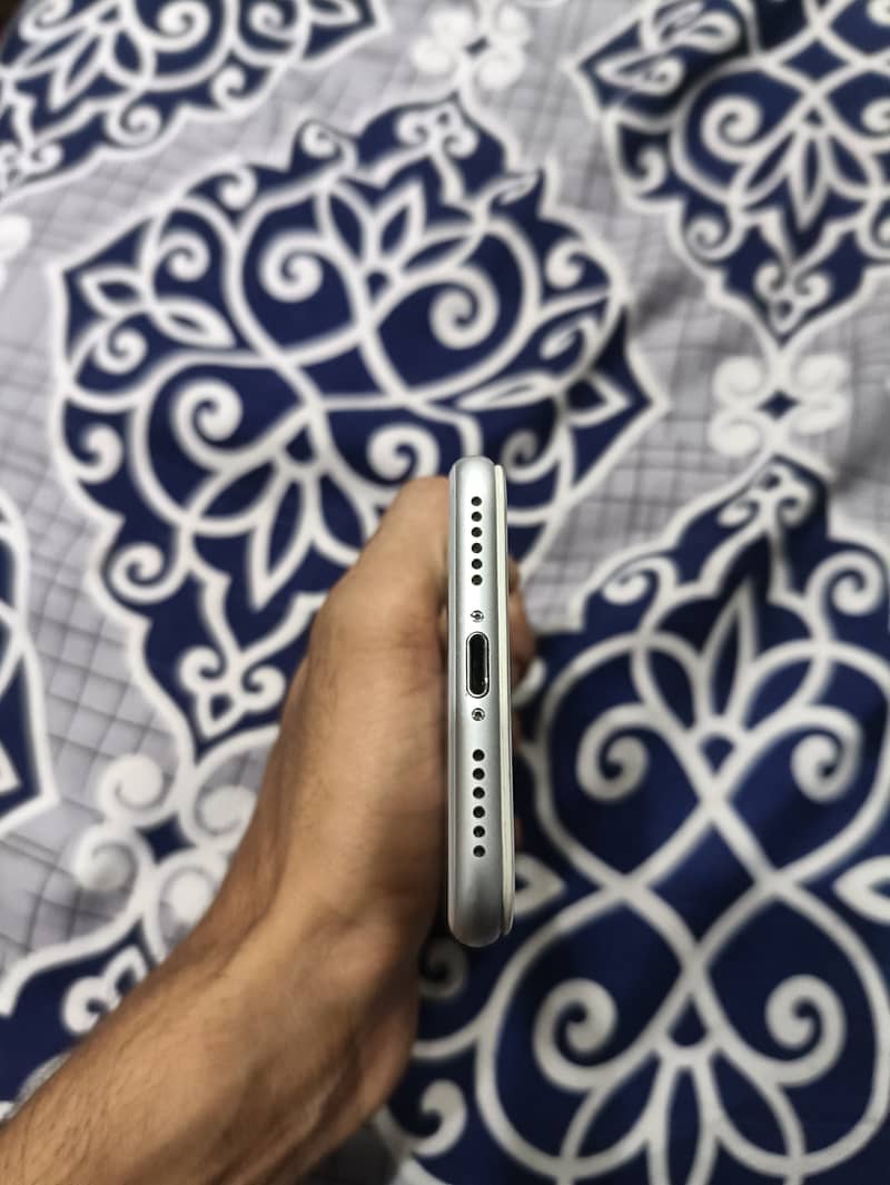 Apple iPhone 8 3
