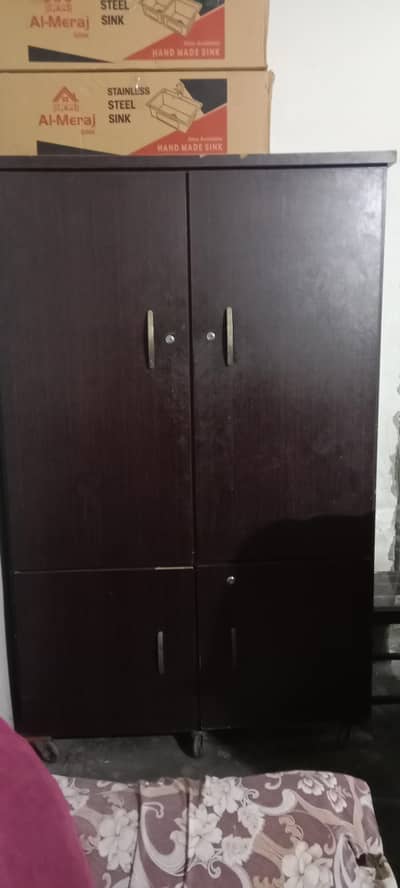 Sirf 7 month used wardrobe . . . good condition dakhta hi Pasand a jay