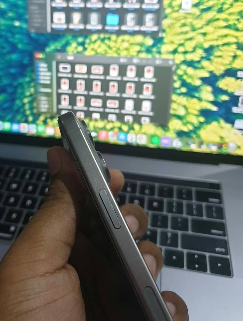 iPhone 15 Pro Max 2