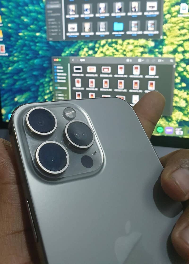iPhone 15 Pro Max 6
