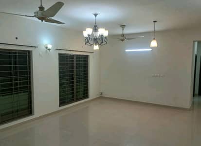 Flat For Grabs In 10 Marla Lahore