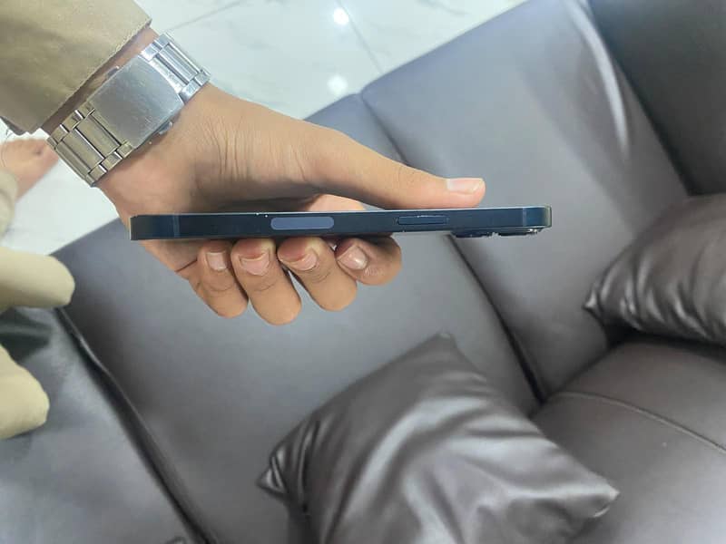 Apple iPhone 13 2
