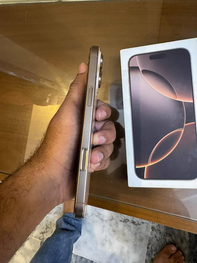 Apple iPhone 16 Pro Max 4