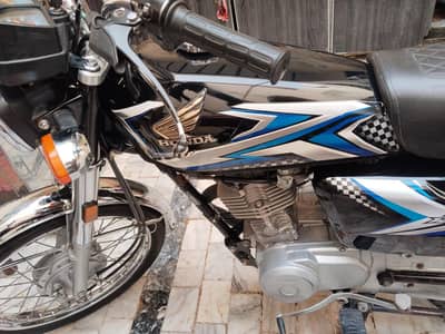 Honda 125 2025 black looks like New