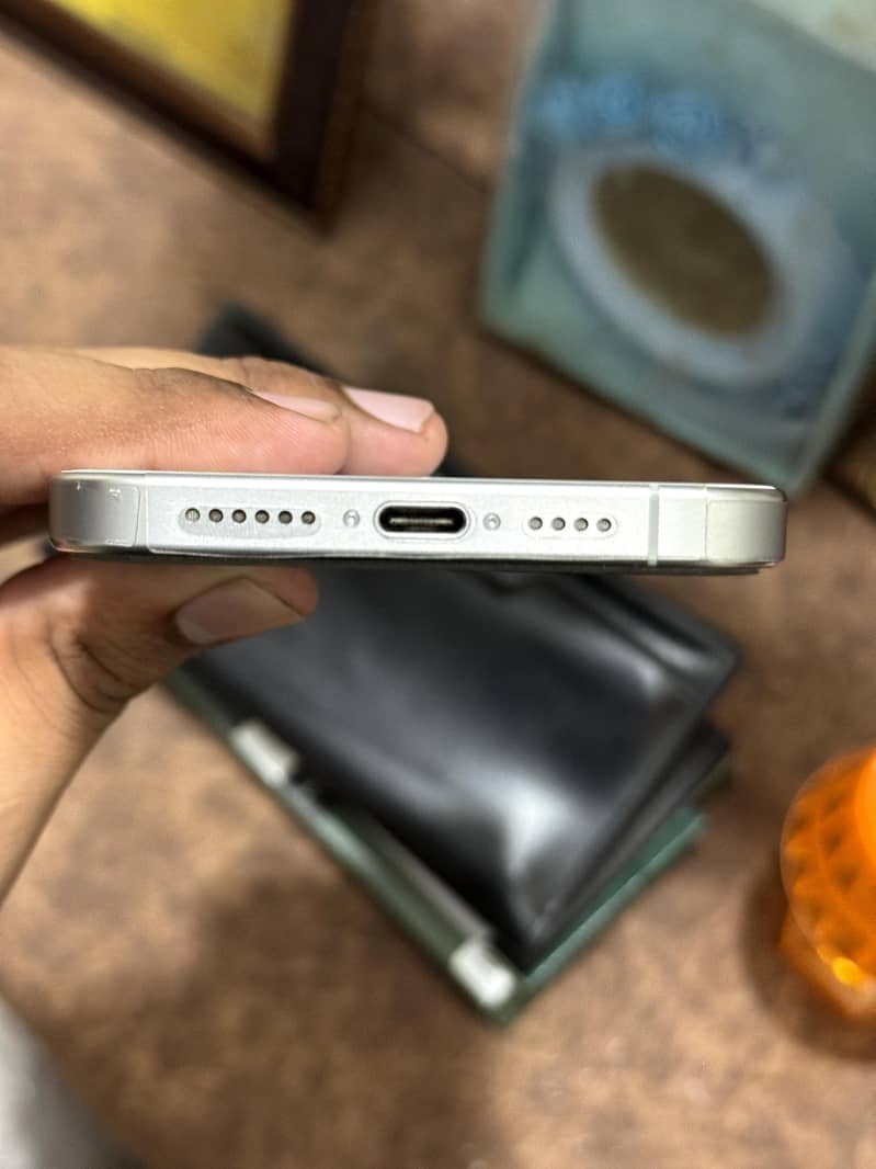 Apple iPhone 15 Pro Max 4