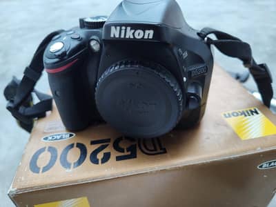 Nikon D5200 camera With Box 10/10