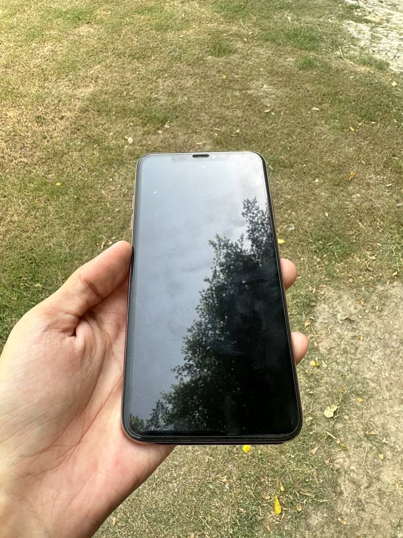 Apple iPhone XS Max 3