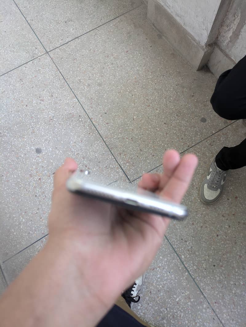 Apple iPhone XS Max 3