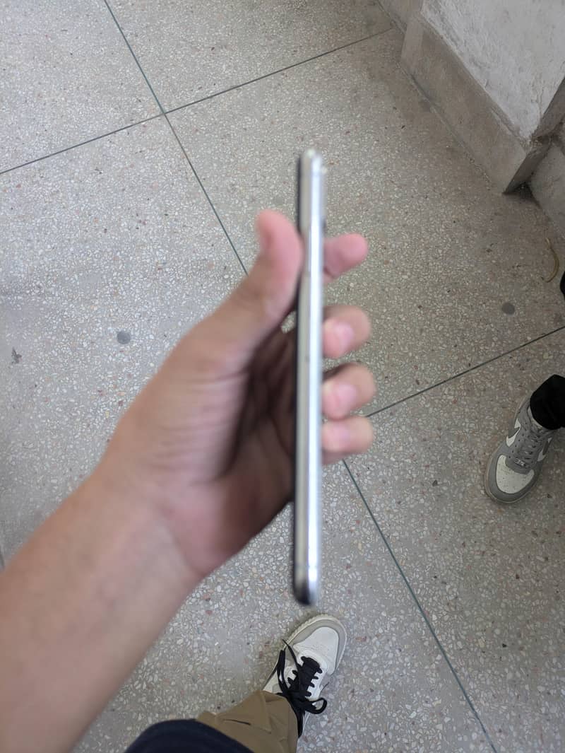 Apple iPhone XS Max 4