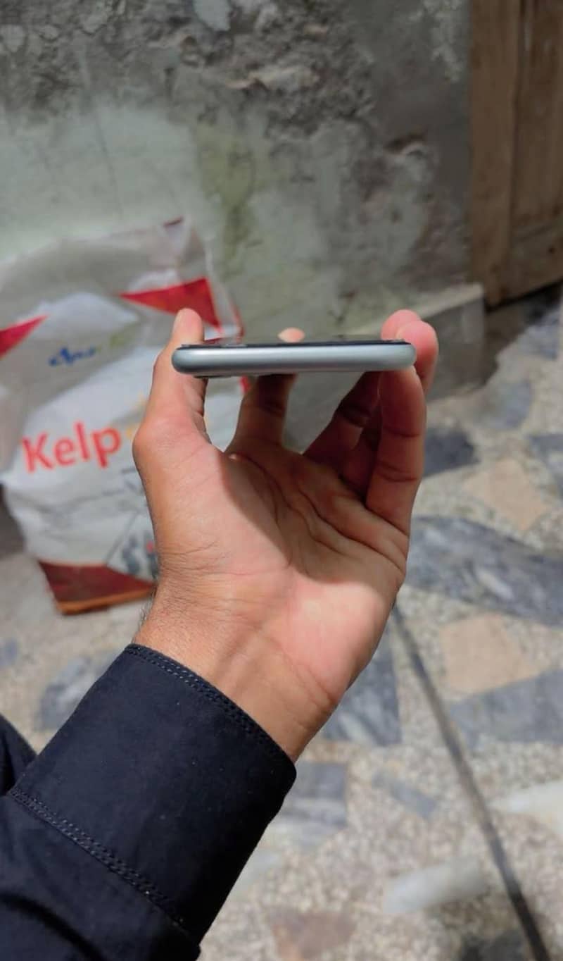Apple iPhone 11 4
