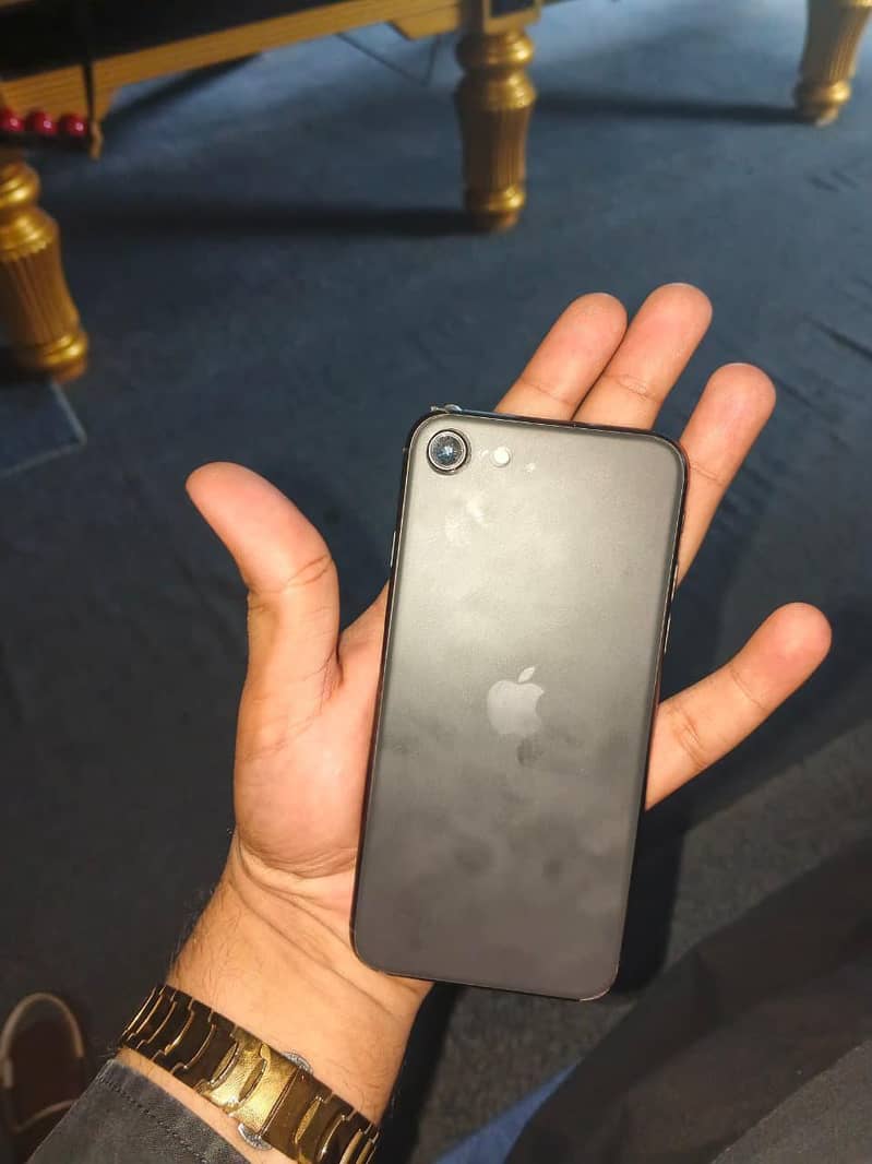 Apple iPhone SE 3rd generation 2022 4