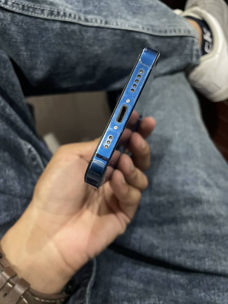 Apple iPhone 12 4