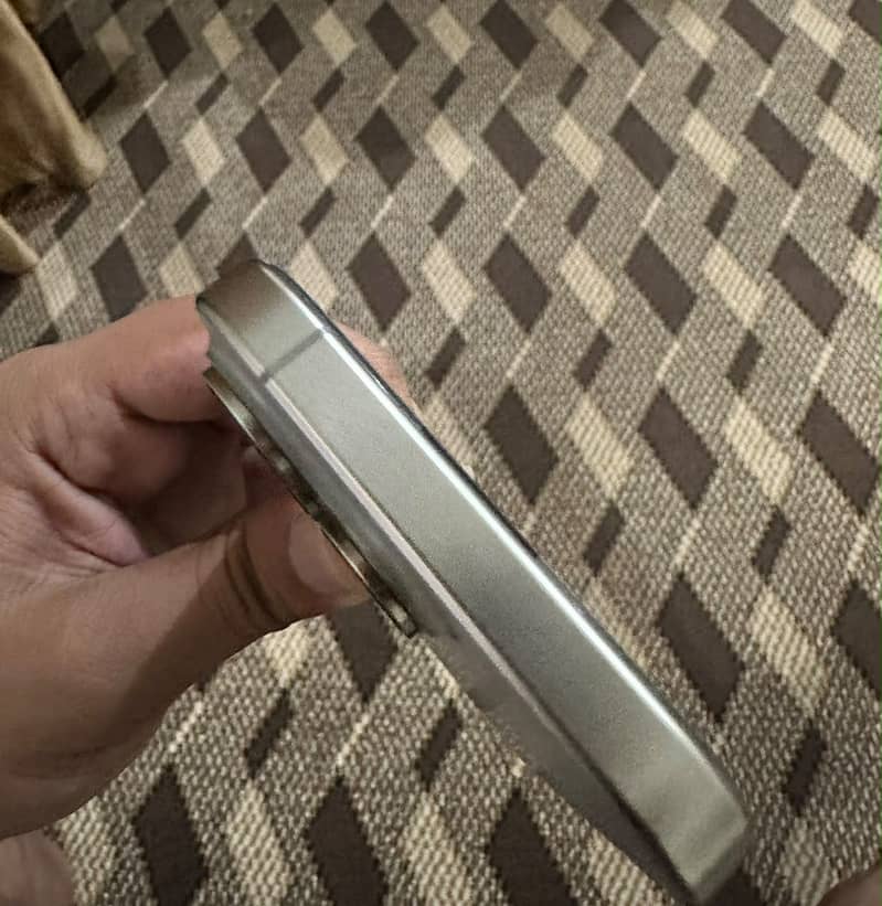 Apple iPhone 15 Pro 2