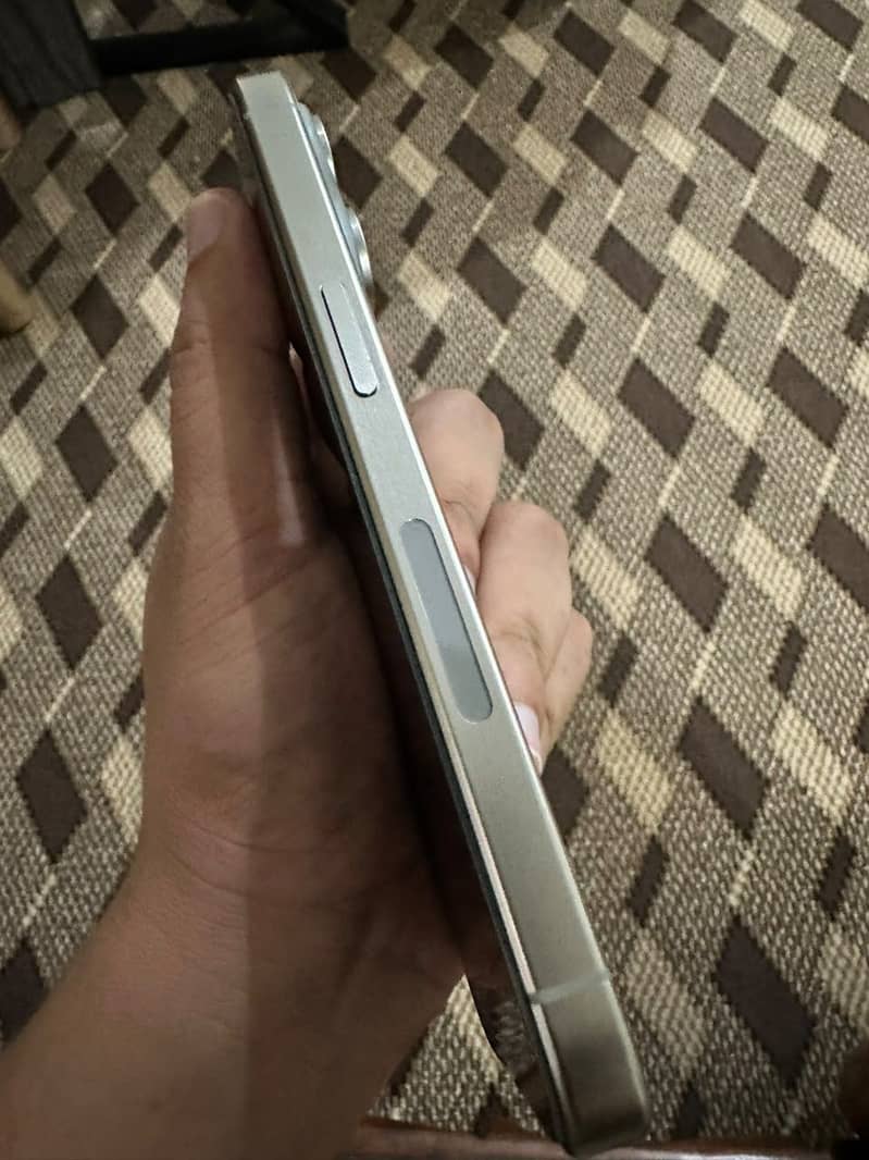 Apple iPhone 15 Pro 4
